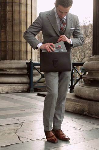Comment porter une cravate écossaise grise: Pense à marier un costume en laine gris avec une cravate écossaise grise pour un look classique et élégant. Jouez la carte décontractée pour les chaussures et termine ce look avec une paire de chaussures richelieu en cuir marron.