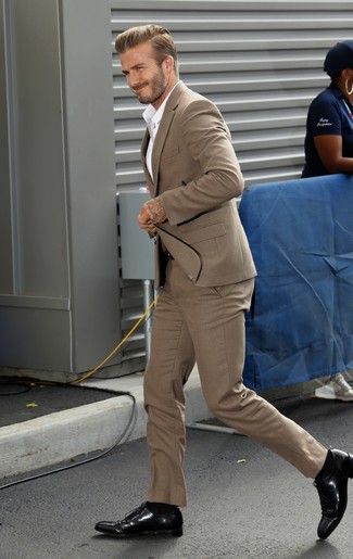 Tenue de David Beckham: Costume marron clair, Chemise de ville blanche, Chaussures richelieu en cuir noires, Ceinture en cuir noire