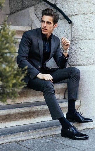 Comment porter une chemise de ville noire: Associe une chemise de ville noire avec un costume gris foncé pour dégager classe et sophistication. Cette tenue est parfait avec une paire de chaussures richelieu en cuir noires.