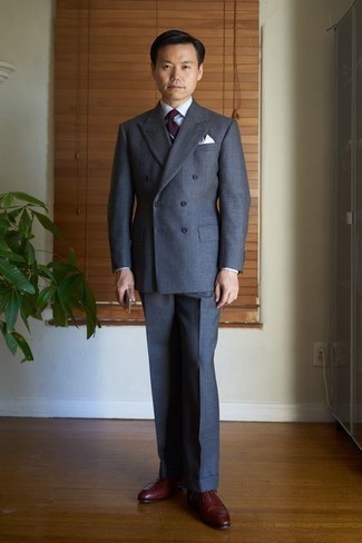 Tenue: Costume gris foncé, Chemise de ville bleu clair, Chaussures richelieu en cuir bordeaux, Cravate à rayures horizontales bordeaux