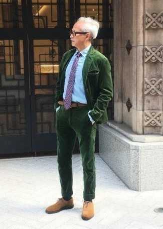 Comment porter une cravate bordeaux pour un style elégantes après 60 ans: Harmonise un costume vert foncé avec une cravate bordeaux pour dégager classe et sophistication. Pourquoi ne pas ajouter une paire de chaussures richelieu en daim tabac à l'ensemble pour une allure plus décontractée?
