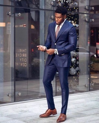 Comment porter une cravate marron à 30 ans: Essaie d'associer un costume à rayures verticales bleu marine avec une cravate marron pour un look pointu et élégant. Si tu veux éviter un look trop formel, fais d'une paire de chaussures richelieu en cuir marron ton choix de souliers.