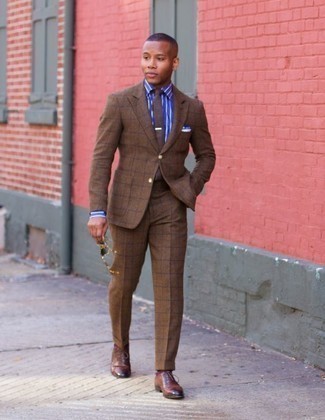 Comment porter un costume marron: Choisis un costume marron et une chemise de ville à rayures verticales bleue pour un look classique et élégant. Cet ensemble est parfait avec une paire de chaussures richelieu en cuir marron.