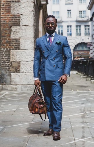 Comment porter une cravate imprimée bleue: Pense à opter pour un costume bleu et une cravate imprimée bleue pour dégager classe et sophistication. Mélange les styles en portant une paire de chaussures richelieu en cuir marron foncé.