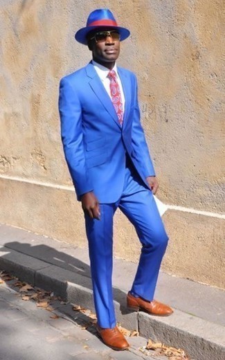 Comment porter des chaussures richelieu en cuir tabac à 30 ans: Harmonise un costume bleu avec une chemise de ville blanche pour dégager classe et sophistication. Termine ce look avec une paire de chaussures richelieu en cuir tabac.
