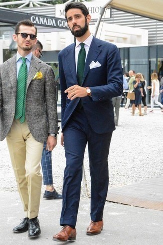 Comment porter une cravate vert foncé à 30 ans: Choisis un costume bleu marine et une cravate vert foncé pour dégager classe et sophistication. Si tu veux éviter un look trop formel, fais d'une paire de chaussures richelieu en cuir marron ton choix de souliers.