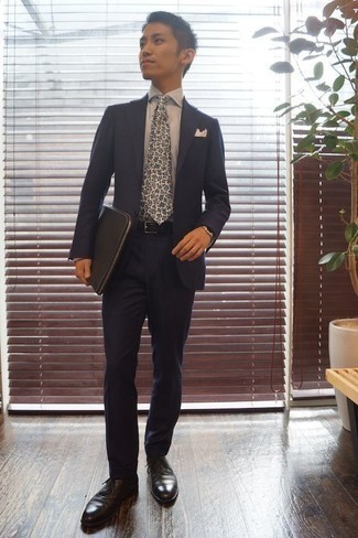 Comment porter une cravate blanche et noire: L'association d'un costume bleu marine et d'une cravate blanche et noire peut te démarquer de la foule. Si tu veux éviter un look trop formel, assortis cette tenue avec une paire de chaussures richelieu en cuir noires.