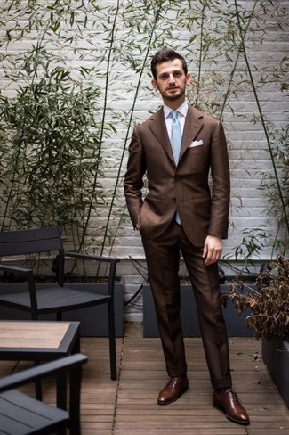 Comment porter une cravate turquoise en été à 30 ans: Harmonise un costume marron avec une cravate turquoise pour un look classique et élégant. Une paire de chaussures richelieu en cuir marron apportera un joli contraste avec le reste du look. Une superbe tenue, qu’on veut pour l'été.