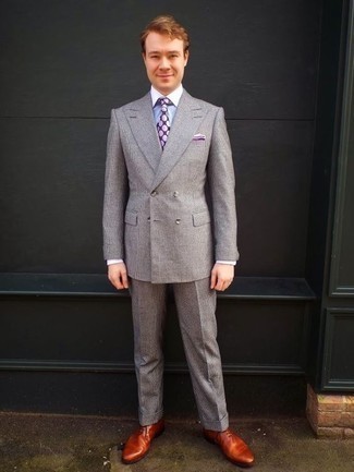 Comment porter une cravate á pois violette: Opte pour un costume gris avec une cravate á pois violette pour une silhouette classique et raffinée. Pour les chaussures, fais un choix décontracté avec une paire de chaussures richelieu en cuir tabac.