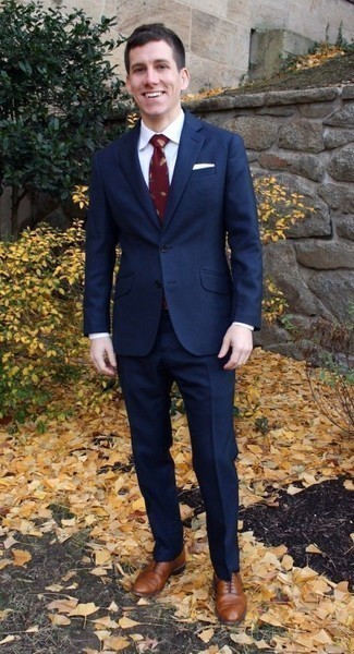 Comment porter une cravate bordeaux à 30 ans: Pense à porter un costume bleu marine et une cravate bordeaux pour dégager classe et sophistication. Si tu veux éviter un look trop formel, termine ce look avec une paire de chaussures richelieu en cuir marron.
