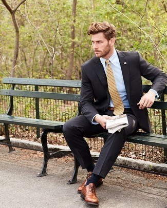 Comment porter une cravate beige pour un style elégantes: Opte pour un costume gris foncé avec une cravate beige pour un look pointu et élégant. Tu veux y aller doucement avec les chaussures? Termine ce look avec une paire de chaussures richelieu en cuir marron pour la journée.