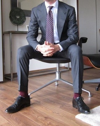 Comment porter une cravate imprimée pourpre: Pense à associer un costume gris avec une cravate imprimée pourpre pour une silhouette classique et raffinée. Une paire de chaussures richelieu en cuir noires apporte une touche de décontraction à l'ensemble.