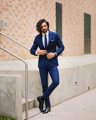 Une chemise de ville à porter avec un costume bleu à 30 ans: L'association d'un costume bleu et d'une chemise de ville peut te démarquer de la foule. Termine ce look avec une paire de chaussures richelieu en cuir noires.