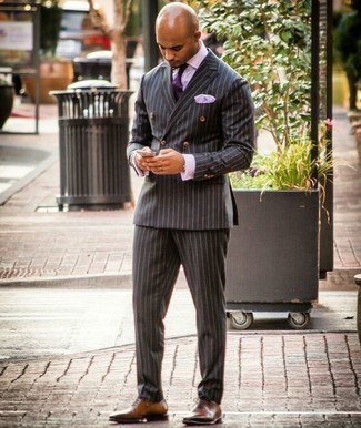 Comment porter une cravate violette: Pense à harmoniser un costume à rayures verticales gris foncé avec une cravate violette pour une silhouette classique et raffinée. Pourquoi ne pas ajouter une paire de chaussures richelieu en cuir marron à l'ensemble pour une allure plus décontractée?