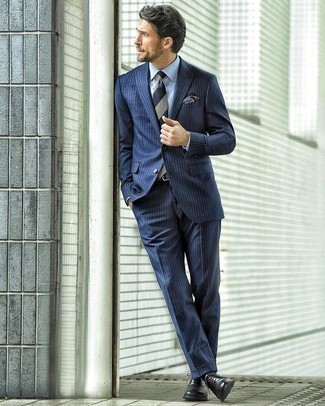 Comment porter une cravate à rayures horizontales bleu et rouge: Pense à marier un costume à rayures verticales bleu marine avec une cravate à rayures horizontales bleu et rouge pour un look classique et élégant. Une paire de chaussures richelieu en cuir noires est une option astucieux pour complèter cette tenue.