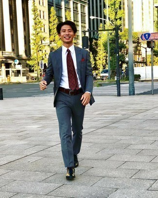 Comment porter une ceinture en daim rouge à 30 ans: Associe un costume à rayures verticales bleu marine avec une ceinture en daim rouge pour un look de tous les jours facile à porter. Une paire de chaussures richelieu en cuir noires ajoutera de l'élégance à un look simple.