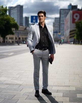 Comment porter une chemise de ville noire: Pense à marier une chemise de ville noire avec un costume gris pour un look pointu et élégant. Une paire de chaussures richelieu en cuir noires est une option génial pour complèter cette tenue.