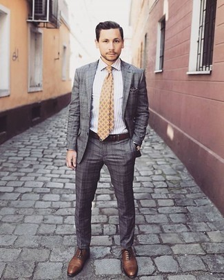 Comment porter une cravate orange pour un style elégantes en été: Choisis un costume écossais gris et une cravate orange pour dégager classe et sophistication. Décoince cette tenue avec une paire de chaussures richelieu en cuir marron. Ce look est juste canon et idéal pour l'été.