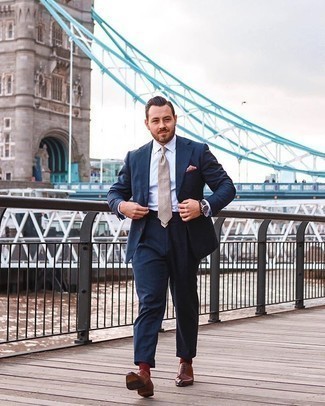 Comment porter une cravate beige: Associer un costume bleu marine et une cravate beige créera un look pointu et élégant. Pourquoi ne pas ajouter une paire de chaussures richelieu en cuir marron à l'ensemble pour une allure plus décontractée?