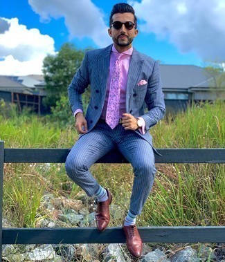 Comment porter une cravate à fleurs fuchsia: Associe un costume à rayures verticales bleu avec une cravate à fleurs fuchsia pour un look classique et élégant. Cet ensemble est parfait avec une paire de chaussures richelieu en cuir marron.