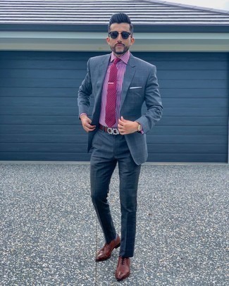 Comment porter une cravate á pois pourpre: Essaie d'harmoniser un costume à carreaux bleu avec une cravate á pois pourpre pour une silhouette classique et raffinée. Cet ensemble est parfait avec une paire de chaussures richelieu en cuir bordeaux.
