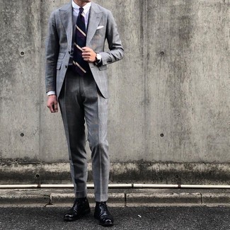 Comment porter un costume gris: Associer un costume gris et une chemise de ville blanche créera un look pointu et élégant. Une paire de chaussures richelieu en cuir noires est une option avisé pour complèter cette tenue.