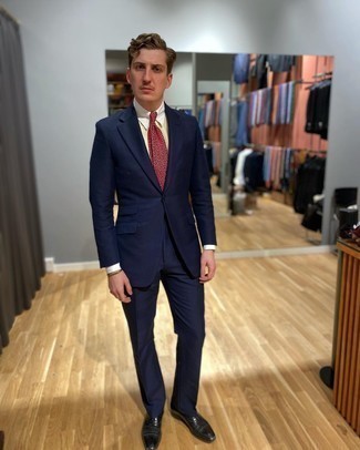 Comment porter une cravate á pois rouge: Pense à associer un costume bleu marine avec une cravate á pois rouge pour une silhouette classique et raffinée. Si tu veux éviter un look trop formel, choisis une paire de chaussures richelieu en cuir noires.