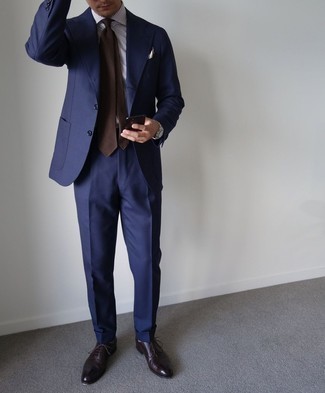 Comment porter une cravate marron quand il fait chaud: Pense à opter pour un costume bleu marine et une cravate marron pour un look classique et élégant. Une paire de chaussures richelieu en cuir marron foncé apporte une touche de décontraction à l'ensemble.
