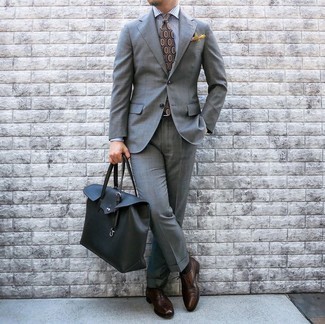 Comment porter un costume gris avec des chaussures richelieu marron: Essaie d'associer un costume gris avec une chemise de ville à rayures verticales grise pour dégager classe et sophistication. Complète ce look avec une paire de chaussures richelieu marron.