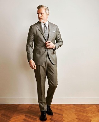 Comment porter une cravate écossaise grise: Essaie d'associer un costume gris avec une cravate écossaise grise pour un look classique et élégant. Tu veux y aller doucement avec les chaussures? Termine ce look avec une paire de chaussures richelieu en cuir noires pour la journée.