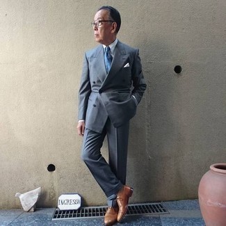 Comment porter des chaussures richelieu marron après 60 ans: Essaie d'harmoniser un costume bleu avec une chemise de ville blanche pour un look classique et élégant. Complète ce look avec une paire de chaussures richelieu marron.