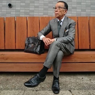 Comment porter une cravate gris foncé pour un style elégantes après 60 ans: Opte pour un costume gris avec une cravate gris foncé pour un look pointu et élégant. Tu veux y aller doucement avec les chaussures? Assortis cette tenue avec une paire de chaussures richelieu en cuir noires pour la journée.