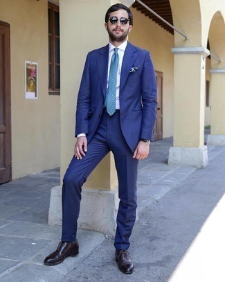 Comment porter une cravate turquoise: Essaie d'harmoniser un costume bleu avec une cravate turquoise pour dégager classe et sophistication. Tu veux y aller doucement avec les chaussures? Choisis une paire de chaussures richelieu en cuir marron foncé pour la journée.