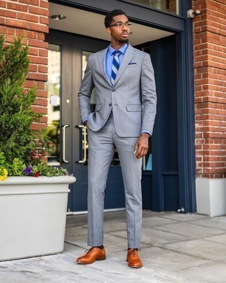 Comment porter une cravate à rayures horizontales bleu marine: Essaie de marier un costume gris avec une cravate à rayures horizontales bleu marine pour un look classique et élégant. Si tu veux éviter un look trop formel, choisis une paire de chaussures richelieu en cuir tabac.
