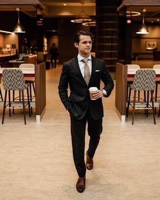 Comment porter une cravate marron clair pour un style elégantes à 30 ans: Associe un costume noir avec une cravate marron clair pour une silhouette classique et raffinée. Si tu veux éviter un look trop formel, assortis cette tenue avec une paire de chaussures richelieu en cuir marron.