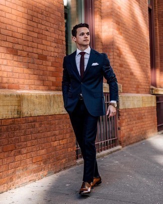 Comment porter une cravate à carreaux bordeaux: Opte pour un costume bleu marine avec une cravate à carreaux bordeaux pour dégager classe et sophistication. Si tu veux éviter un look trop formel, fais d'une paire de chaussures richelieu en cuir marron ton choix de souliers.