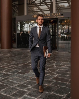 Comment porter une cravate marron: Harmonise un costume écossais gris foncé avec une cravate marron pour dégager classe et sophistication. Une paire de chaussures richelieu en daim marron apporte une touche de décontraction à l'ensemble.