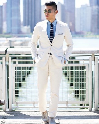 Comment porter une cravate à rayures horizontales bleu marine: Essaie d'harmoniser un costume blanc avec une cravate à rayures horizontales bleu marine pour une silhouette classique et raffinée. Décoince cette tenue avec une paire de chaussures richelieu en daim grises.