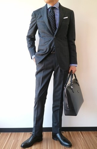 Comment porter une cravate á pois noire: Porte un costume gris foncé et une cravate á pois noire pour dégager classe et sophistication. Jouez la carte décontractée pour les chaussures et complète cet ensemble avec une paire de chaussures richelieu en cuir noires.