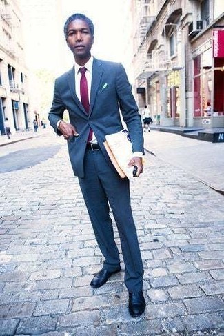 Comment porter une cravate pourpre: Pense à harmoniser un costume bleu avec une cravate pourpre pour un look pointu et élégant. Pourquoi ne pas ajouter une paire de chaussures richelieu en cuir noires à l'ensemble pour une allure plus décontractée?