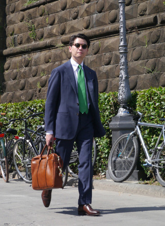 Comment porter une cravate verte pour un style elégantes: Pense à harmoniser un costume bleu marine avec une cravate verte pour un look classique et élégant. Si tu veux éviter un look trop formel, complète cet ensemble avec une paire de chaussures richelieu en cuir marron foncé.