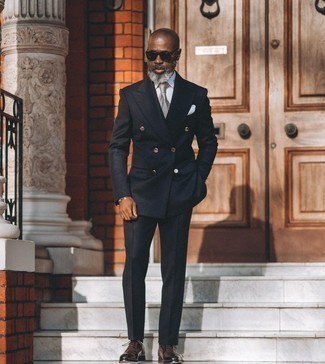 Comment porter une cravate gris foncé après 50 ans: Essaie de marier un costume noir avec une cravate gris foncé pour un look pointu et élégant. Si tu veux éviter un look trop formel, opte pour une paire de chaussures richelieu en cuir marron foncé.