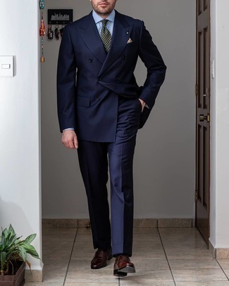 Comment porter une cravate á pois bleu canard: Pense à opter pour un costume bleu marine et une cravate á pois bleu canard pour dégager classe et sophistication. D'une humeur audacieuse? Complète ta tenue avec une paire de chaussures richelieu en cuir marron foncé.