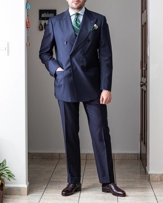 Comment porter une cravate vert foncé: Harmonise un costume bleu marine avec une cravate vert foncé pour dégager classe et sophistication. Tu veux y aller doucement avec les chaussures? Opte pour une paire de chaussures richelieu en cuir marron foncé pour la journée.