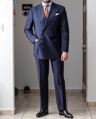 Comment porter une cravate tabac: Pense à porter un costume bleu marine et une cravate tabac pour un look classique et élégant. Tu veux y aller doucement avec les chaussures? Termine ce look avec une paire de chaussures richelieu en cuir noires pour la journée.