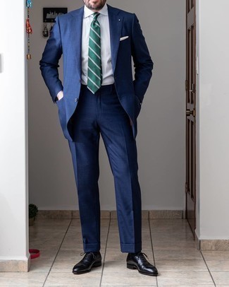 Comment porter une cravate à rayures horizontales vert foncé: Pense à harmoniser un costume bleu marine avec une cravate à rayures horizontales vert foncé pour une silhouette classique et raffinée. D'une humeur audacieuse? Complète ta tenue avec une paire de chaussures richelieu en cuir noires.