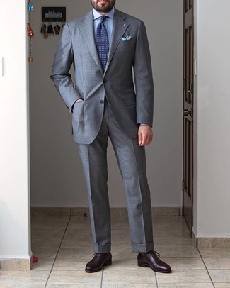 Des chaussures richelieu à porter avec un costume gris: Pense à porter un costume gris et une chemise de ville bleu clair pour un look classique et élégant. Termine ce look avec une paire de chaussures richelieu.