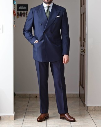 Comment porter une cravate vert foncé: Choisis un costume bleu marine et une cravate vert foncé pour un look classique et élégant. D'une humeur audacieuse? Complète ta tenue avec une paire de chaussures richelieu en cuir marron.