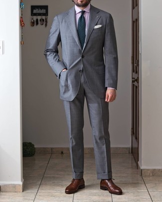 Comment porter une cravate imprimée cachemire bleu canard en été à 30 ans: Associe un costume gris avec une cravate imprimée cachemire bleu canard pour un look pointu et élégant. Jouez la carte décontractée pour les chaussures et fais d'une paire de chaussures richelieu en cuir marron ton choix de souliers. Cette tenue est un bel exemple de la tenue hyper estivale.