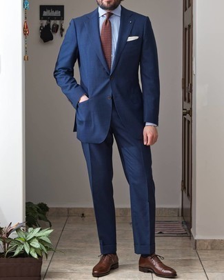 Comment porter une cravate á pois marron: Pense à opter pour un costume bleu marine et une cravate á pois marron pour un look classique et élégant. Tu veux y aller doucement avec les chaussures? Complète cet ensemble avec une paire de chaussures richelieu en cuir marron pour la journée.